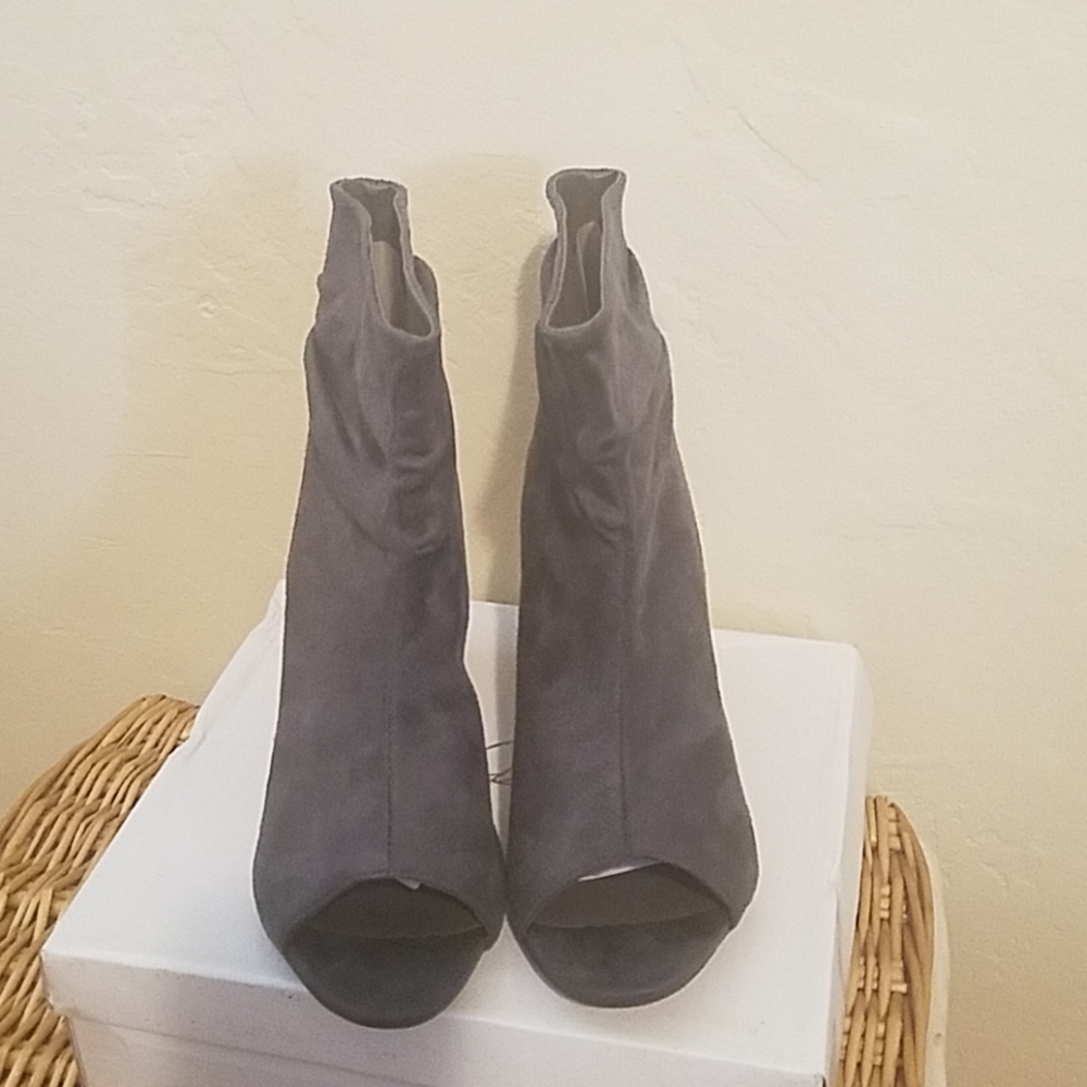 Shoes - Picture 3 of 4